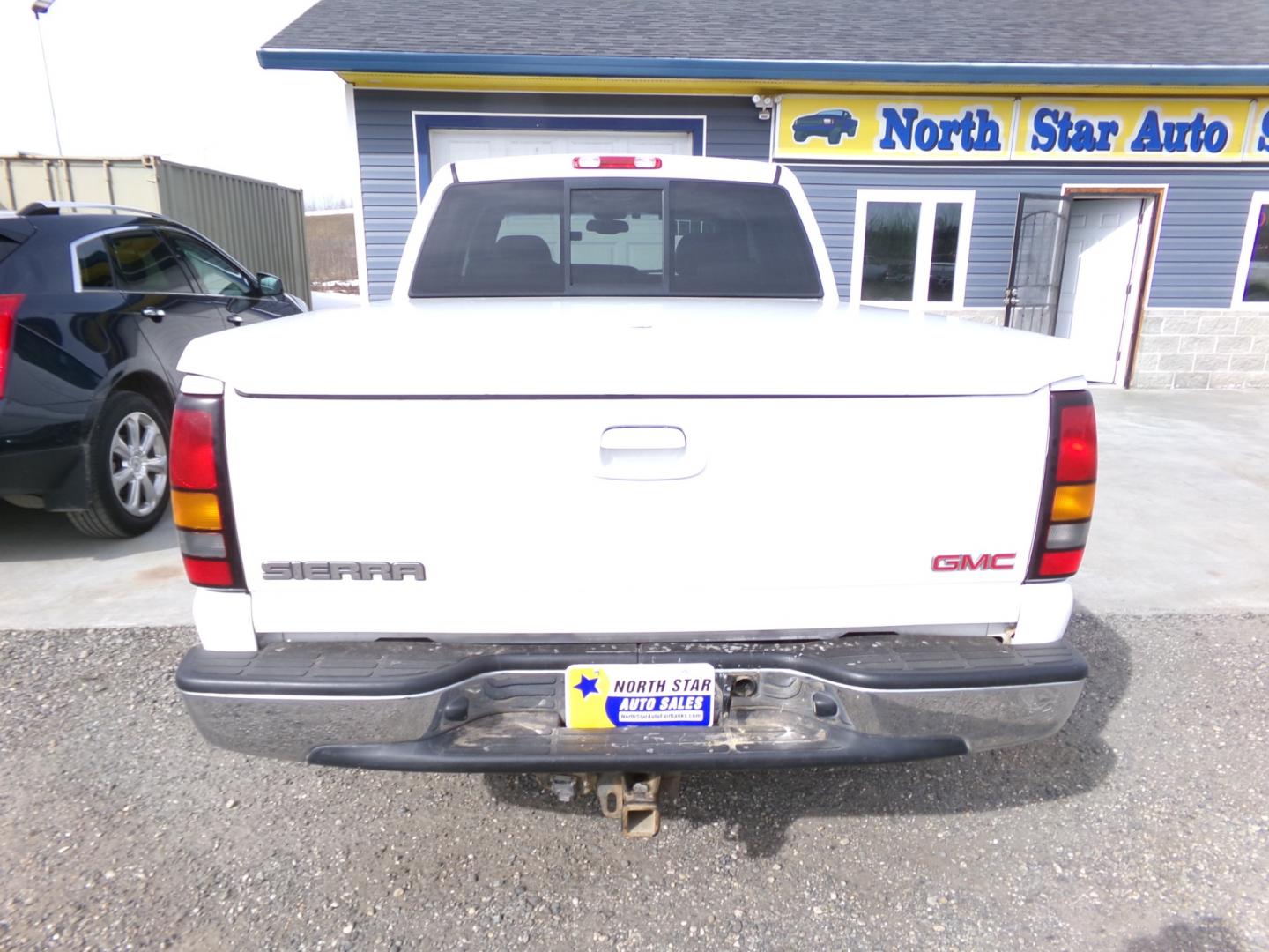 2007 White /Black GMC Sierra Classic 1500 Denali Crew Cab AWD (2GTEK63N471) with an 6.0L V8 OHV 16V engine, 4-Speed Automatic Overdrive transmission, located at 2630 Philips Field Rd., Fairbanks, AK, 99709, (907) 458-0593, 64.848068, -147.780609 - Photo#3